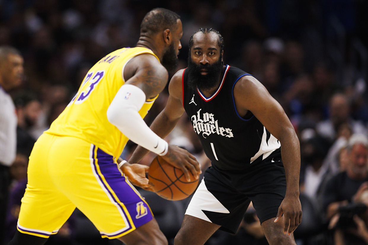 爱游戏体育-包含詹姆斯迎来十二赛季出色发挥，快船观众热烈欢呼！赛场气氛高涨的词条