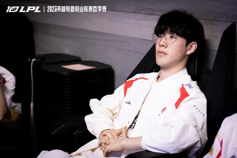 爱游戏体育-包含Ming爆冷击败DWG，出色防守引爆全场！的词条